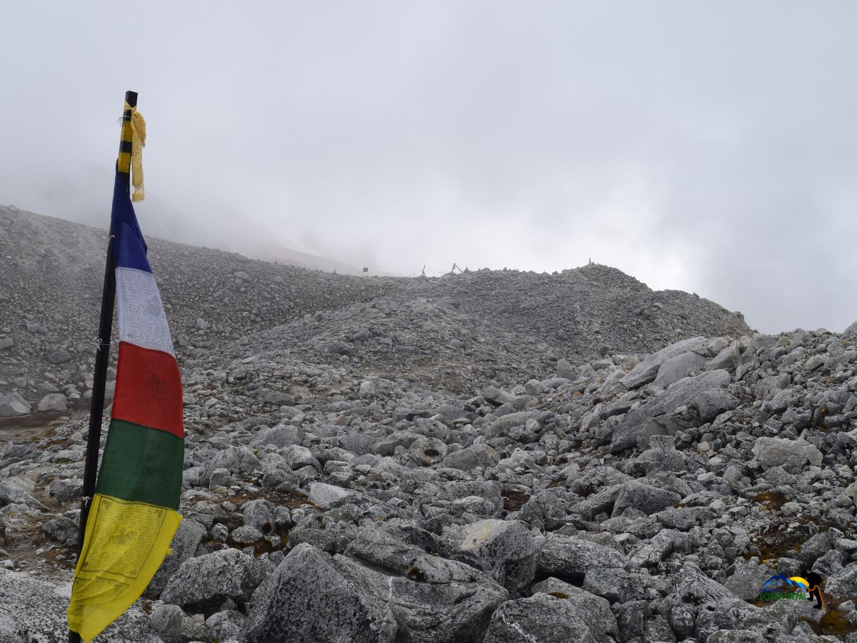 larke pass hike in manaslu circuit trek